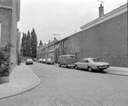 880002 Gezicht in de Takstraat te Utrecht, vanaf de Bladstraat, met op de achtergrond rechts de huisnummers 1-hoger.